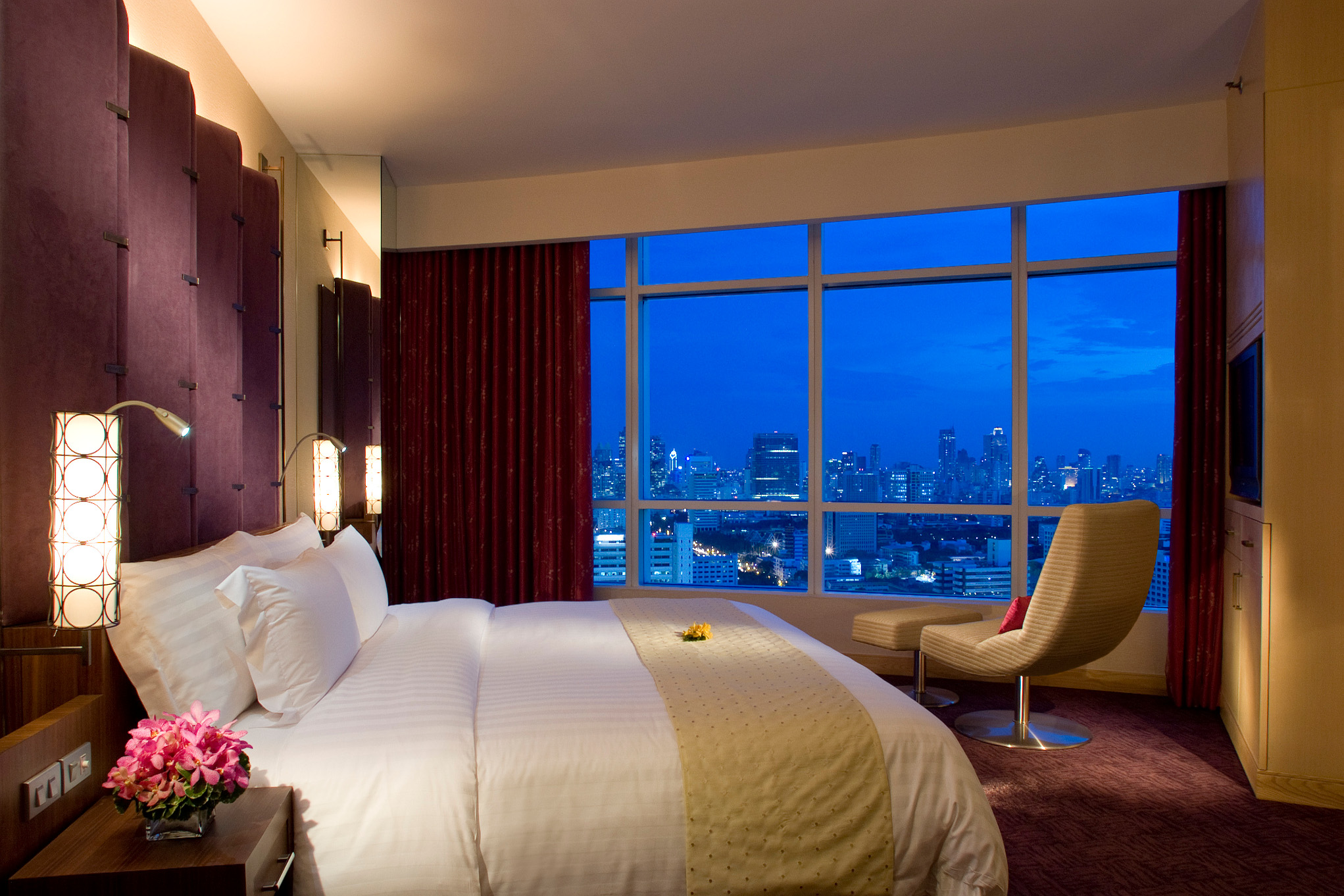Oleg said my room is on the. Отель Centara Grand at CENTRALWORLD. Красивая комната. Спальня с панорамными окнами. Спальня в отеле.